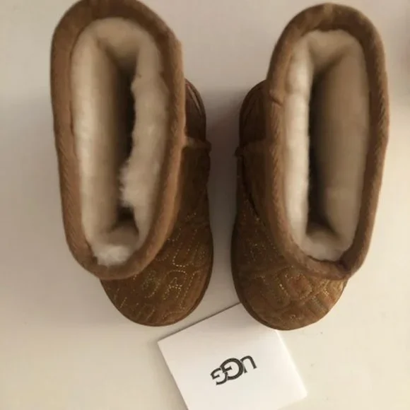 UGG Classic II Graphic Stitch Leather Kids' Short Boot for boy or girl. Size: 6 - Picture 3 of 13